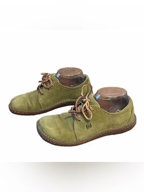 Born Women's green
suede leather shoe size 7.5